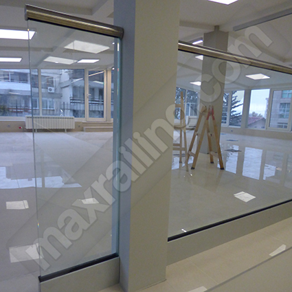 стъклен парапет с профил